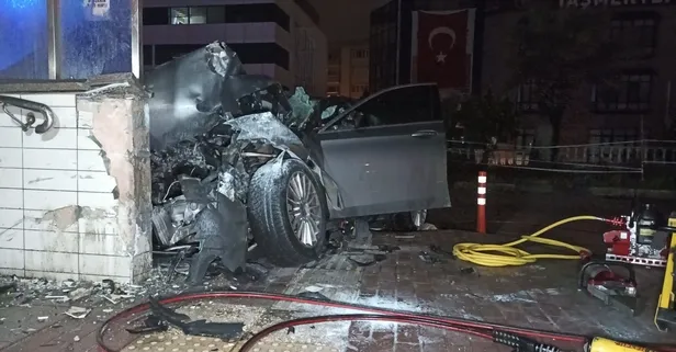 Bursa'da otomobil, metro istasyonunun alt geçidine çarptı: 3 ölü, 1 yaralı
