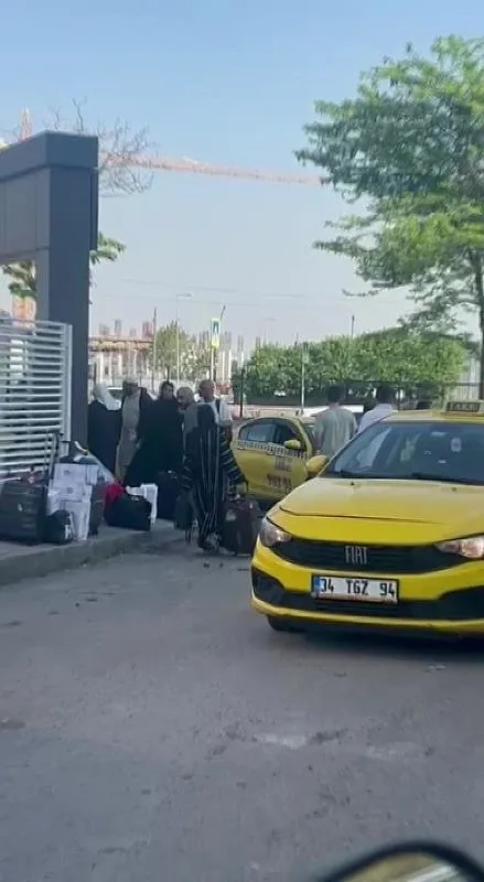 pendikte-turistlerle-taksici-arasinda-cok-yazdi-kavgasi-o-anlar-kamerada-1715255494237.jpeg Pendik’te turistlerle taksici arasında "çok yazdı" kavgası: O anlar kamerada-2