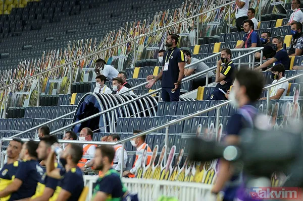 Sarı-Lacivertlilerde Yardımcı Antrenörlük Yapan Volkan Demirel, Özellikle İkinci Yarıda Takıma Tribünden Uyarılarda Bulunurken, Gergin Halleri Kameralara...