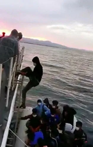 Ayvalık açıklarında 54 kaçak göçmen kurtarıldı