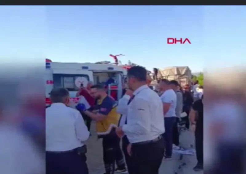 Yolcu otobüsü TIR'a çarptı (DHA)