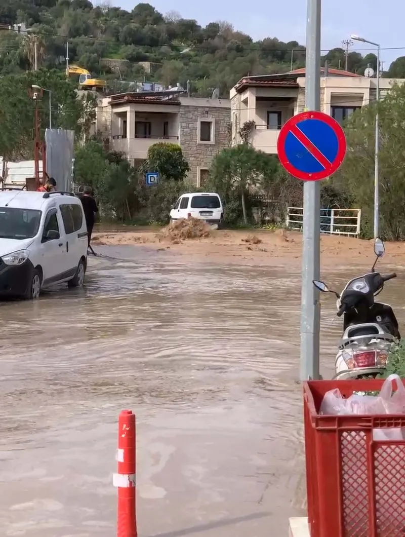 CHP’li Bodrum Belediyesi’nde altyapı rezaleti! İlçe susuzluk çekerken isale borusu patladı oluşan çukura araç düştü-3