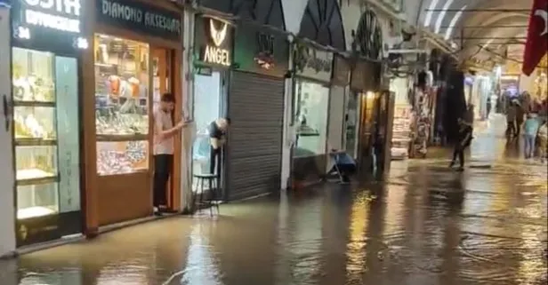 İstanbul'da yine çile! Yağmur sonrası Kapalıçarşı ve Tahtakale'yi su bastı