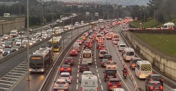 SON DAKİKA: Kısıtlama sonrası haftanın ilk iş günü İstanbul’da trafik yoğunluğu