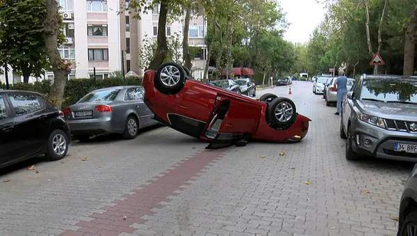 1631779319173.jpg Bakırköy'de bu manzarayı görenler gözlerine inanamadı! Kimse bu aracın nasıl takla attığını anlayamadı-3