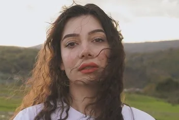 Hayatının en zor bayram sabahına uyandı! Birsu Demir’in satırları yürek sızlattı: Keşke beni uyandırsan çocukluğumdaki gibi...