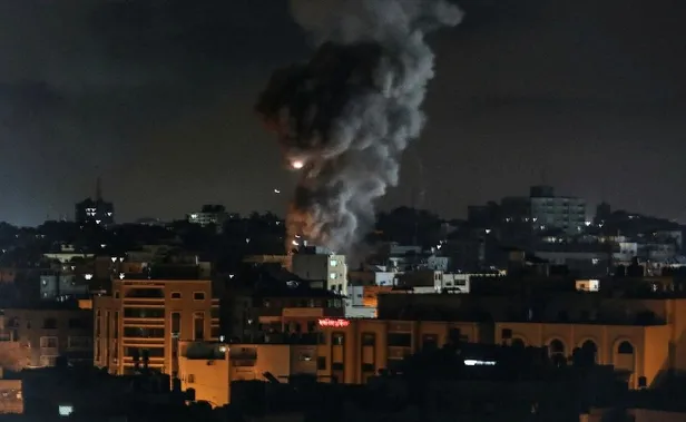 Katil İsrail onu da şehit etti! Kızlarını teskin etmeye çalışan baba bombardımanda hayatını kaybetti-4