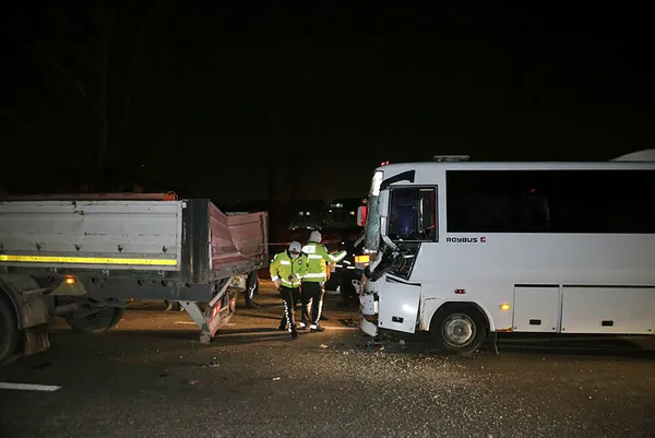kocaelide-tirla-carpisan-ozel-halk-otobusunde-6-kisi-yaralandi-1614023567263.jpg Kocaeli'de tırla çarpışan özel halk otobüsünde 6 kişi yaralandı-1