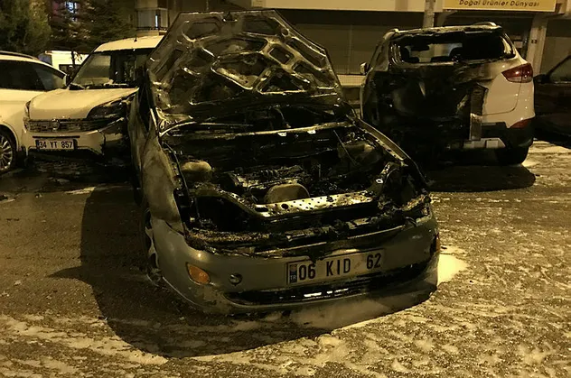 Ankara'da seyir halindeki araç alev aldı