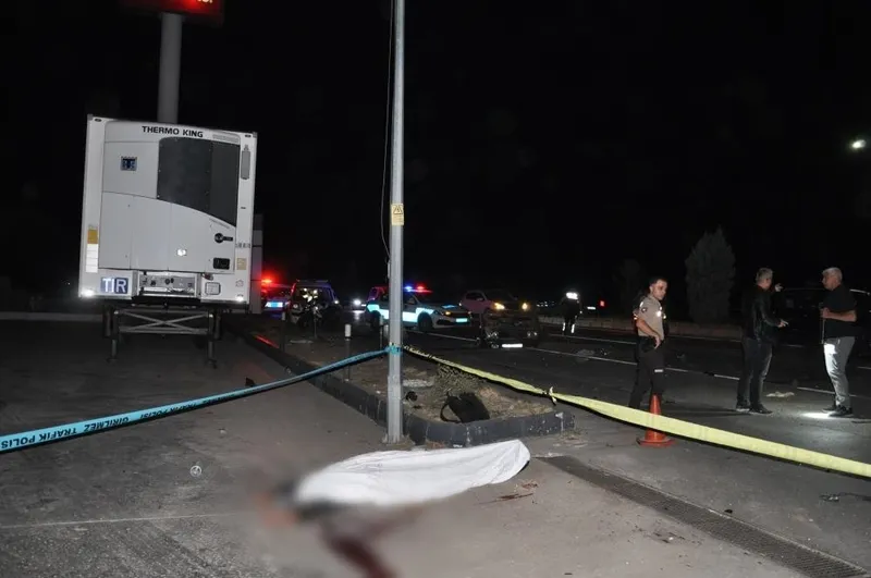 otomobil-parcalara-ayrildi-manisada-feci-kaza-5-olu-6-yarali-1759097417309.jpeg Manisa'da feci kaza: 5 ölü, 6 yaralı. (İHA)