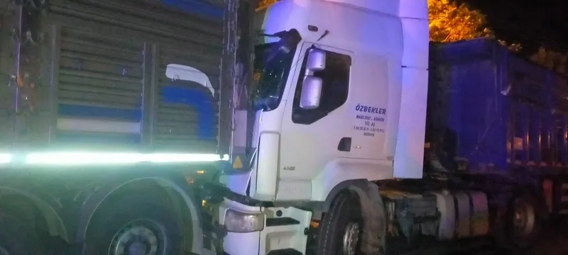 Burdur'da feci kaza! Tır freni boşaldı 5 aracı biçti-2