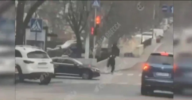 yunanistan-basbakani-micotakise-odesada-patlama-soku-150-metre-uzagina-balistik-fuze-dustu-1709732700078.jpeg Yunanistan Başbakanı Miçotakis’e Odesa’da patlama şoku! 150 metre uzağına balistik füze düştü-2