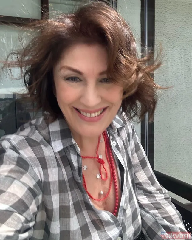 Kim der 68 yaşında! Gülşen Bubikoğlu dekolteli pozlarını yayınladı! “Kendime ait saatler” Yeşilçam’ın en güzel kadınlarındandı...