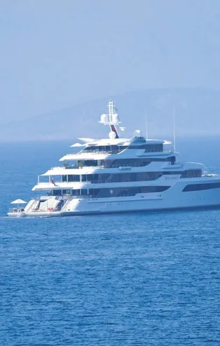 Rus siyasetçi Victor Medvedchuk 200 milyon dolarlık mega yatıyla Bodrum'a demirledi