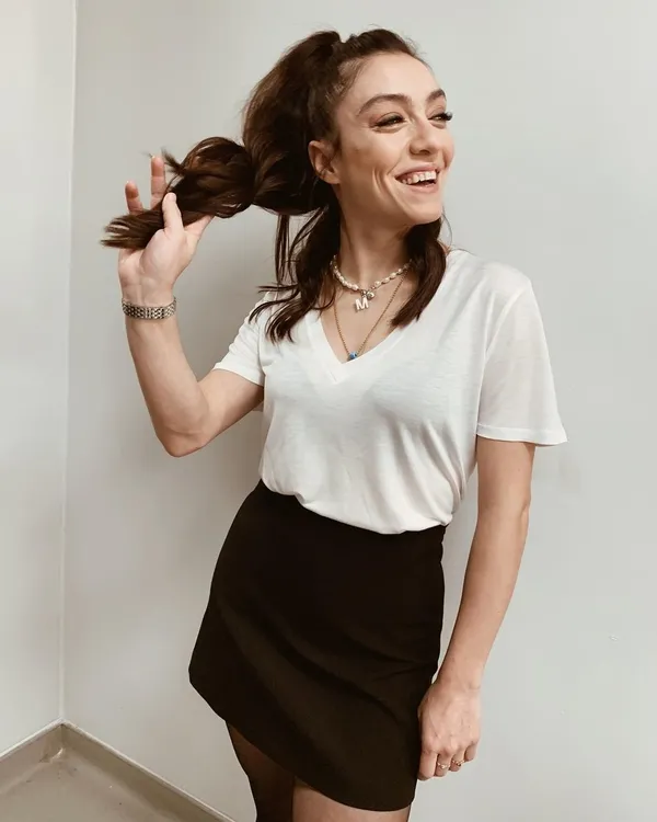 merve-dizdar-siyahlar-icinde-bacak-dekoltesi-verdi-sandalyesine-yayilip-sosyal-medyayi-salladi-masumlar-apartm-1669837744516.jpg Merve Dizdar siyahlar içinde bacak dekoltesi verdi! Sandalyesine yayılıp sosyal medyayı salladı! Masumlar Apartmanı’nın Gülben’iydi...-6