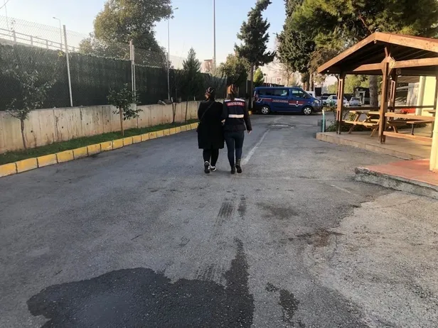 Son dakika: İzmir açıklarında tekneyle yurt dışına kaçmaya çalışırken yakalanan FETÖ şüphelilerinden 26'sı tutuklandı-1