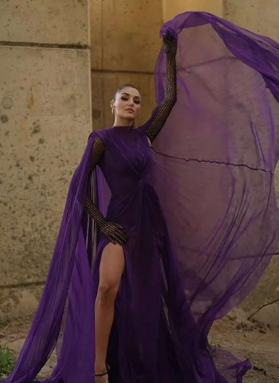 odul-toreninde-serenay-sarikaya-ve-hande-ercel-siklik-yarisina-girdi-gulsen-ise-tuhaf-makyajiyla-sosyal-medyad-1654023291175.jpeg Ödül töreninde Serenay Sarıkaya ve Hande Erçel adeta şıklık yarışına girdi! Geceye ise 5.5 milyonluk takılar damga vurdu-4