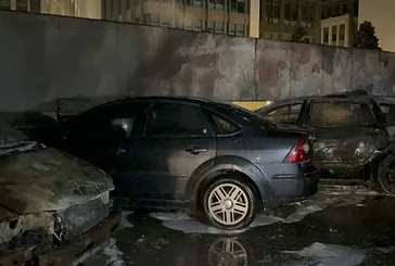 Sarıyer’de şüpheli yangın: 5 araç alevlere teslim oldu