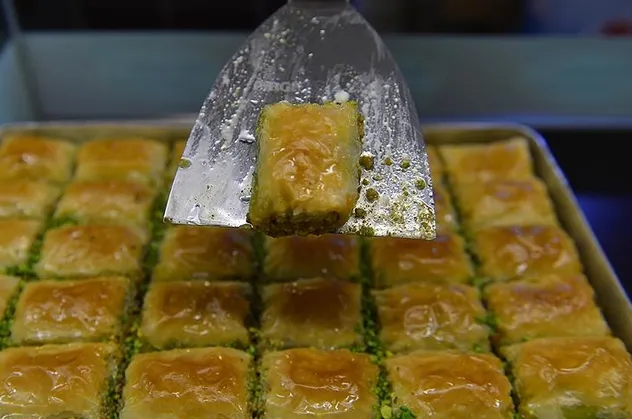 Baklavada akılalmaz hile! Fıstık yerine içine bakın ne katıyorlar