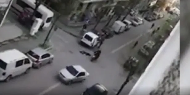 Avcılar'da gündüz vakti kanlı infazın görüntüsü ortaya çıktı! İki motosikletli önce yaraladıkları kişiyi geri gelip öldürdü-5