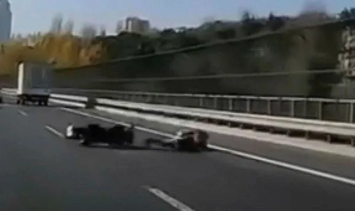 temde-tehlike-motosikleti-sikistiran-kamyonet-soforu-gozaltina-alindi-1703168805929.jpeg TEM'de tehlike! Motosikleti sıkıştıran kamyonet şoförü gözaltına alındı-2