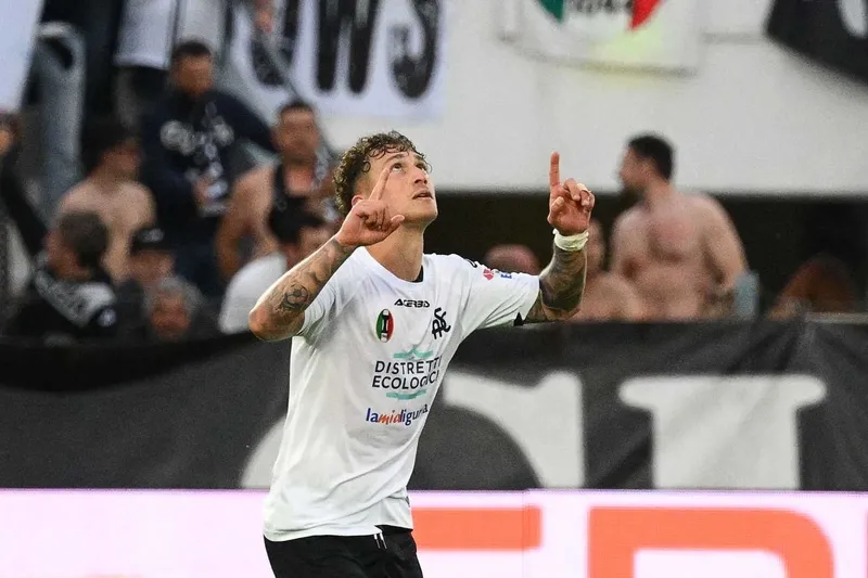 salvatore-esposito-icin-besiktas-aciklamasi-rakip-cikti-1755186230968.jpg