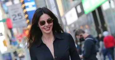 Siyah taytıyla poz veren Defne Samyeli New York sokaklarında fırtınalar estirdi! Samyeli’yi gören dönüp bir daha baktı