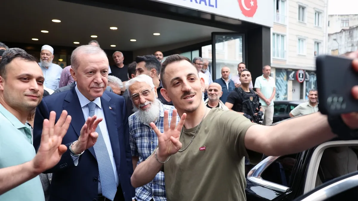 Başkan Erdoğan Beyoğlu'ndaki Erzurum Vakfı lokalinde vatandaşlarla buluştu