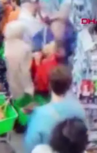 Ukrayna'da kan donduran olay! Küçük çocuğun boynunu kırmaya çalıştı