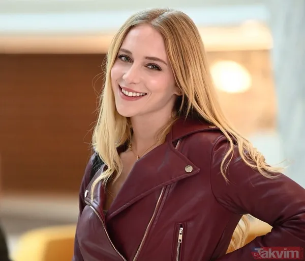 Hayal Köseoğlu çareyi pankart açmakta buldu! "Dört sene oyunculuk okudum! Altın Koza’m var." - 2