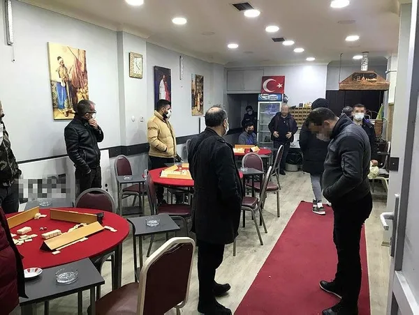 Kumarbazlar kıraathaneyi manava çevirdi: Batak partisi düzenledi-2