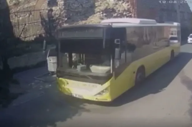 iett-dehseti-yayaya-carpip-kacti-o-anlar-kamerada-1661151745992.jpg İETT dehşeti: Yayaya çarpıp kaçtı... O anlar kamerada-3