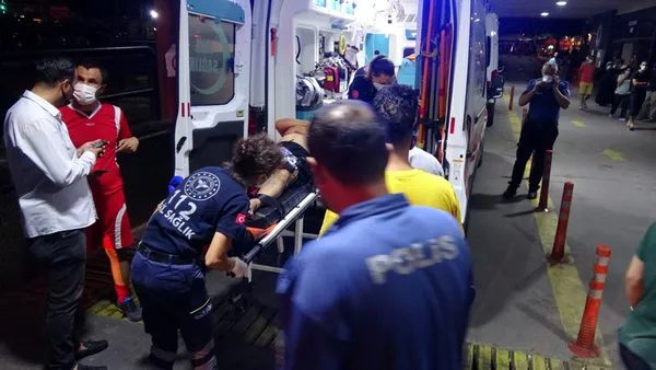 izmirde-hali-sahada-kiz-gibi-top-oynamayin-tartismasi-polis-memuru-tabancayla-bacagindan-vuruldu-1629326025187.jpg İzmir'de halı sahada 'kız gibi top oynamayın' tartışması! Polis memuru tabancayla bacağından vuruldu-2