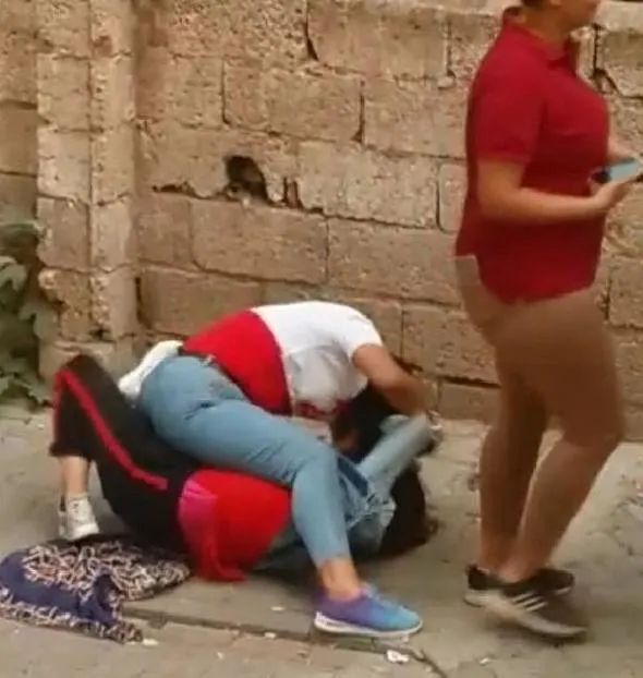 Liseli kızların sokak ortasındaki kavgası dehşete düşürdü-7