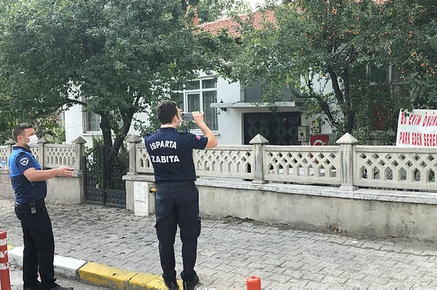 Komşularına kızdı evine astı! Pankarttaki yazıyı görenler şoka girdi