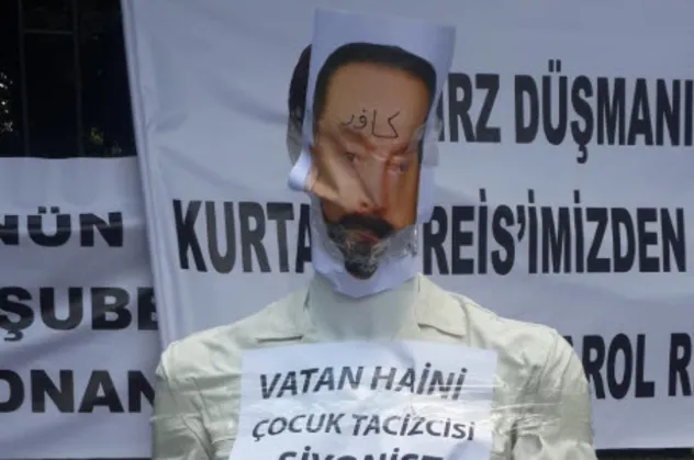 İstanbul Emniyet'in önünde Adnan Oktar protestosu