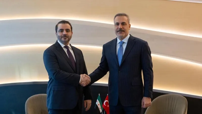 abdi-samdan-dondu-sdg-halepe-saldirdi-catismalarin-yogunlastigi-iki-nokta-ankaradan-son-ikaz-ya-mutabakatla-ya-1767772225074.jpeg Abdi Şam'dan döndü SDG Halep'e saldırdı! Suriye ordusu YPG'nin inlerine giriyor: Çatışmaların yoğunlaştığı iki nokta-6