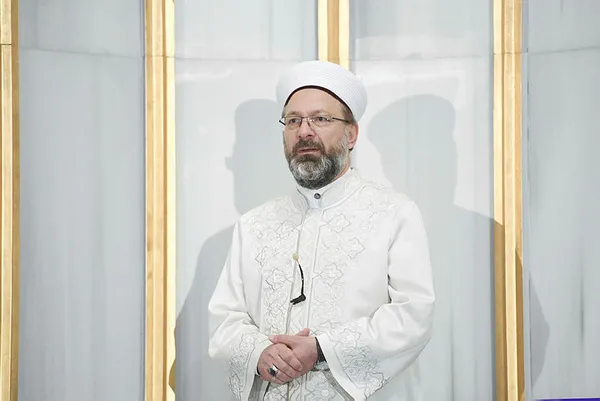 diyanet-isleri-baskani-ali-erbas-ankarada-sabah-namazi-kildirdi-1593070670723.jpg
