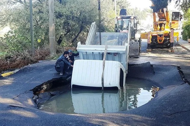 CHP'li Bodrum Belediyesi'nde su borusu patladı, facianın eşiğinden dönüldü
