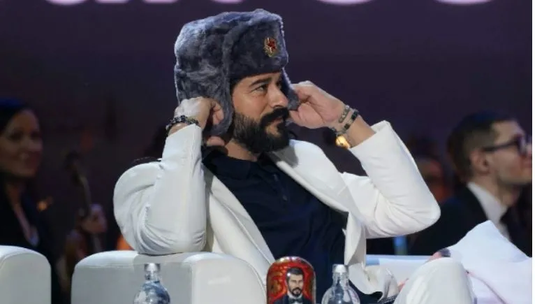 burak-ozcivit-moskovada-firtinalar-estirdi-onu-gormek-icin-16-bin-tlyi-gozden-cikardilar-1708673327981.jpg Burak Özçivit Moskova’da fırtınalar estirdi! Onu görmek için 16 bin TL’yi gözden çıkardılar!-3