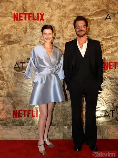 Netflix'teki Atiye dizisinin oyuncusu Beren Saat 6 milyonu cebe indirince eşcinselliği lütuf gördü! (Netflix'in subliminal projeleri) - 6