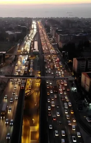 D-100 karayolunu kilitleyen kaza!