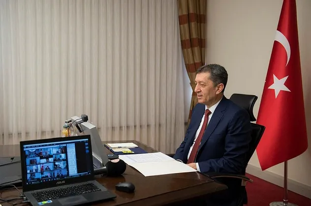 Son dakika: Milli Eğitim Bakanı Selçuk'tan gençlere "hayat eve sığar" çağrısı