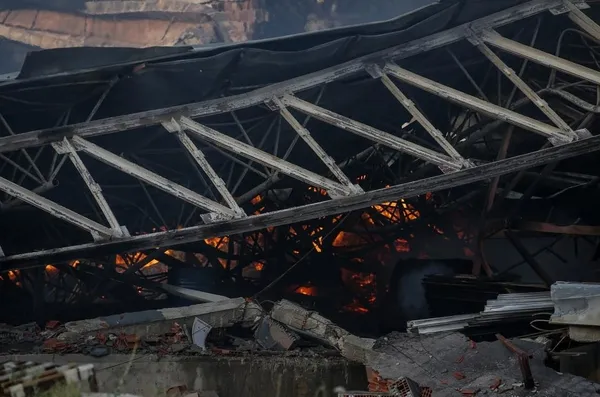 bursa-inegolde-fabrika-yangini-dumanlar-gokyuzunu-kapladi-1690909064045.jpeg Bursa İnegöl'deki fabrika yangını kontrol altına alındı!-6