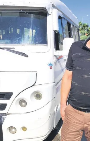 Dolmuş şoförü Zeki Akarcalı aracında epilepsi krizi geçiren çocuğa ilk müdahaleyi yaptıktan sonra hastaneye yetiştirdi