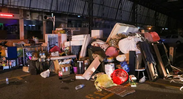 kizinin-nisanina-hazirlanan-anne-tahliye-karari-eline-ulasmayinca-esyalariyla-birlikte-sokakta-kaldi-1653040777282.jpg Kızının nişanına hazırlanan anne tahliye kararı eline ulaşmayınca eşyalarıyla birlikte sokakta kaldı-4