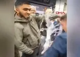 İslam karşıtı siyasetçi Tommy Robinson kendisini protesto eden genci darp etti