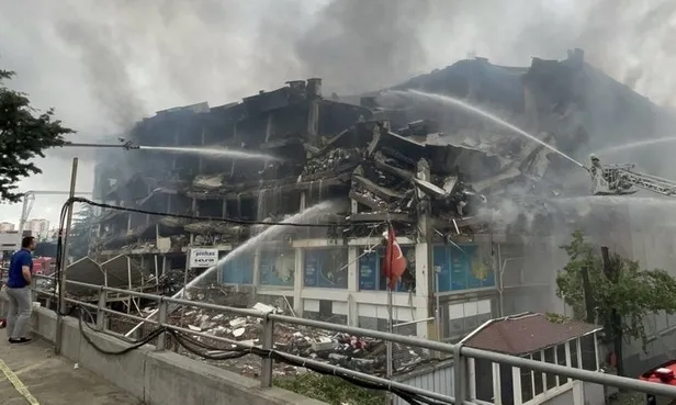 Başakşehir'de çıkan yangın günlerdir söndürülemedi! İşte felaketin görüntüleri-3