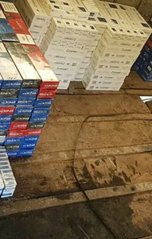 Tokat’ın Erbaa ilçesinde valizin içinden 1710 paket kaçak sigara çıktı