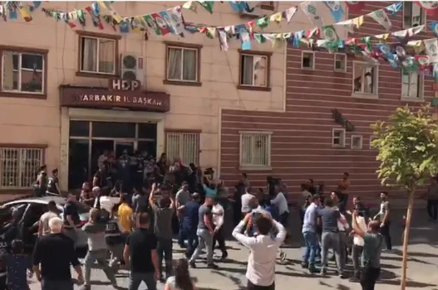 Evlat nöbetindeki acılı ailelerin sayısı 47'ye çıktı! HDP'liler yine sataştı!
